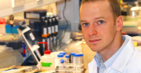 Dr Kenneth Baillie in lab - image credit UoE Roslin Institute