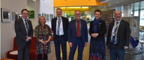 Minister with staff at Roslin Institute - credit Roslin Institute